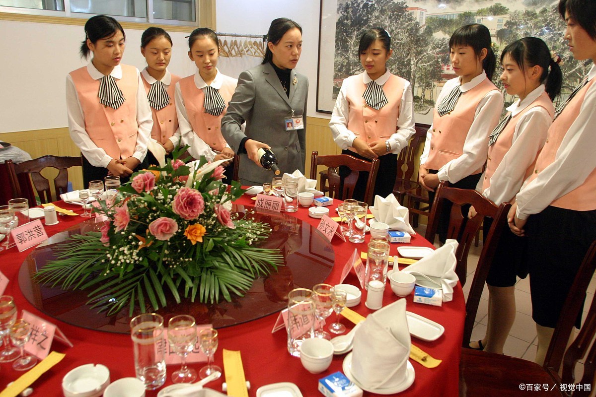 提升服务品质，打造精英传菜团队 餐饮传菜员培训流程详解